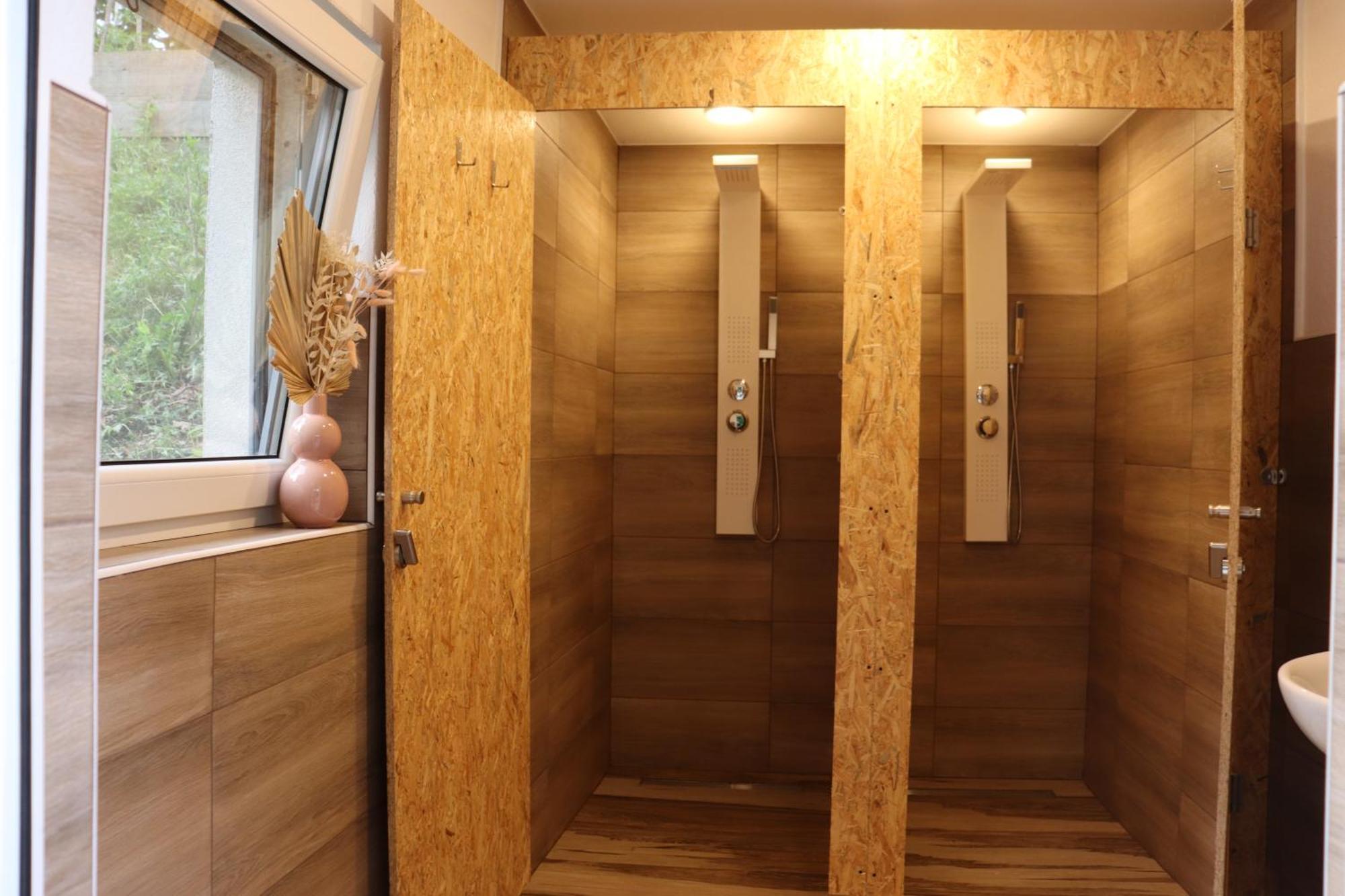 ホテル T'Glamp Bee House Rovte エクステリア 写真